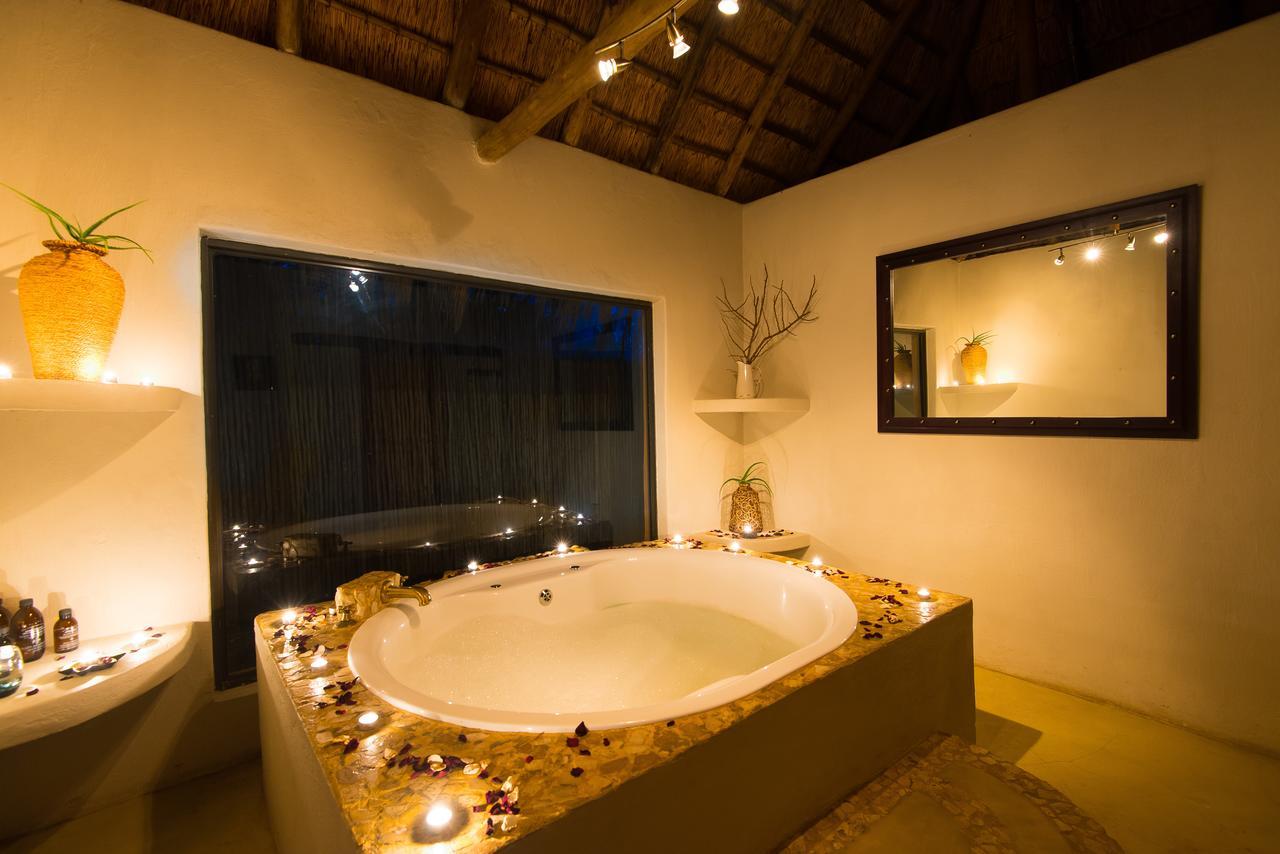 Tau Game Lodge Заповедник Мадикве Экстерьер фото