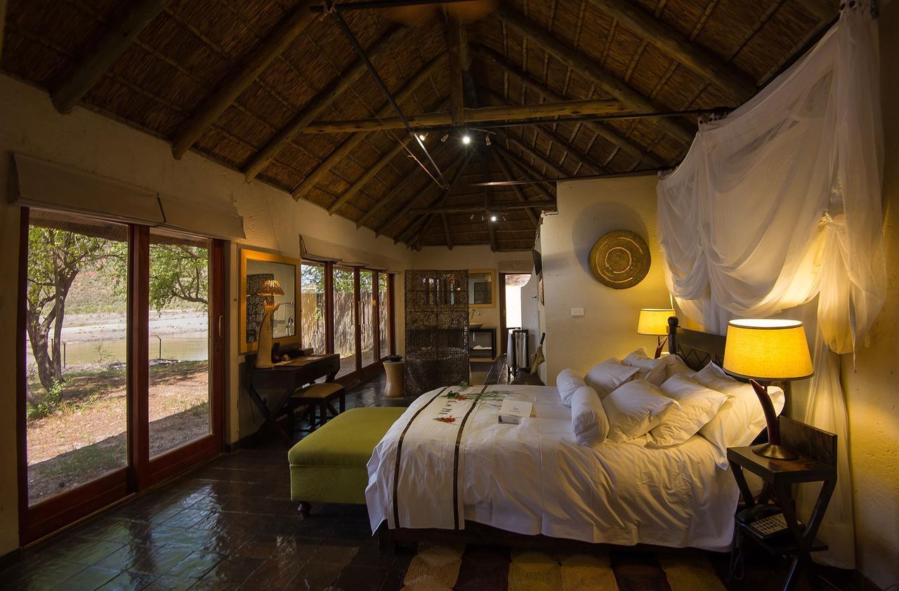 Tau Game Lodge Заповедник Мадикве Экстерьер фото
