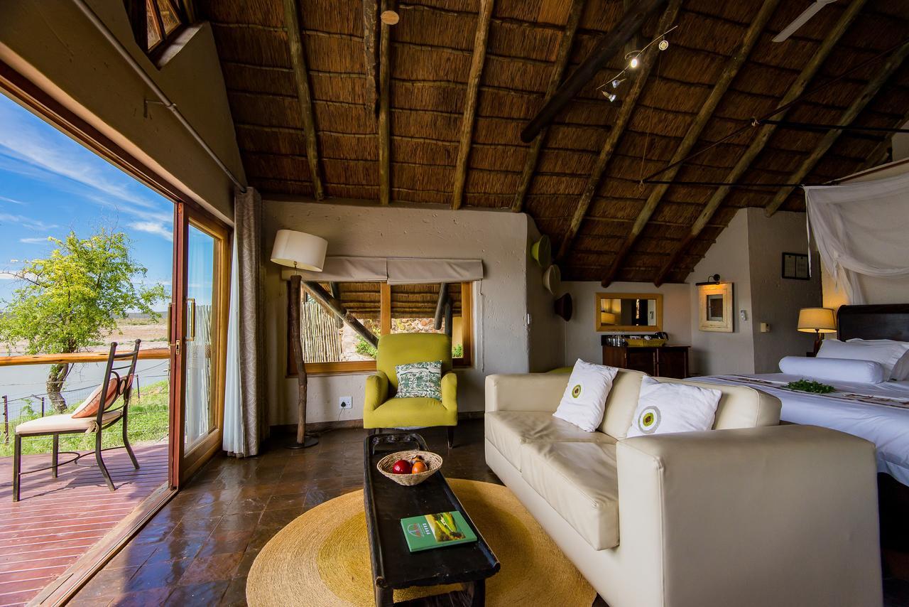 Tau Game Lodge Заповедник Мадикве Экстерьер фото